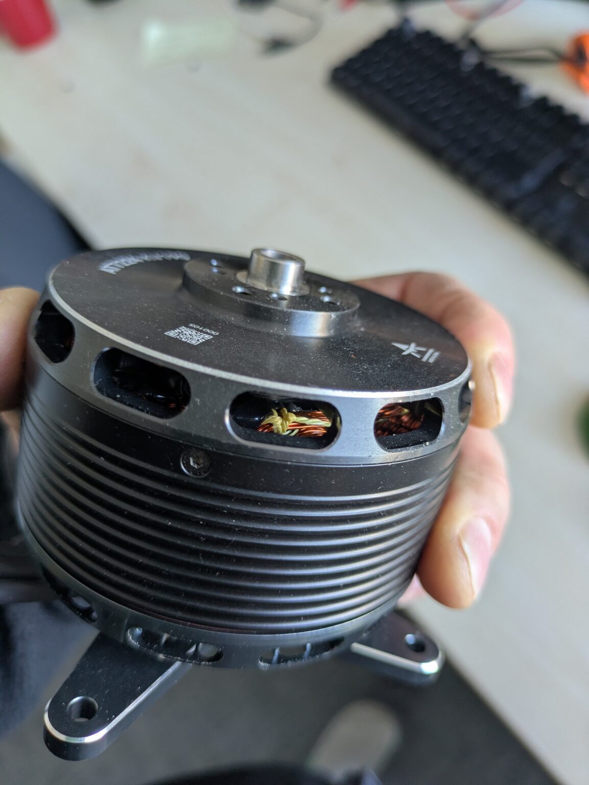 Außenläufer-Motor mit Kühlrippen in der Hand