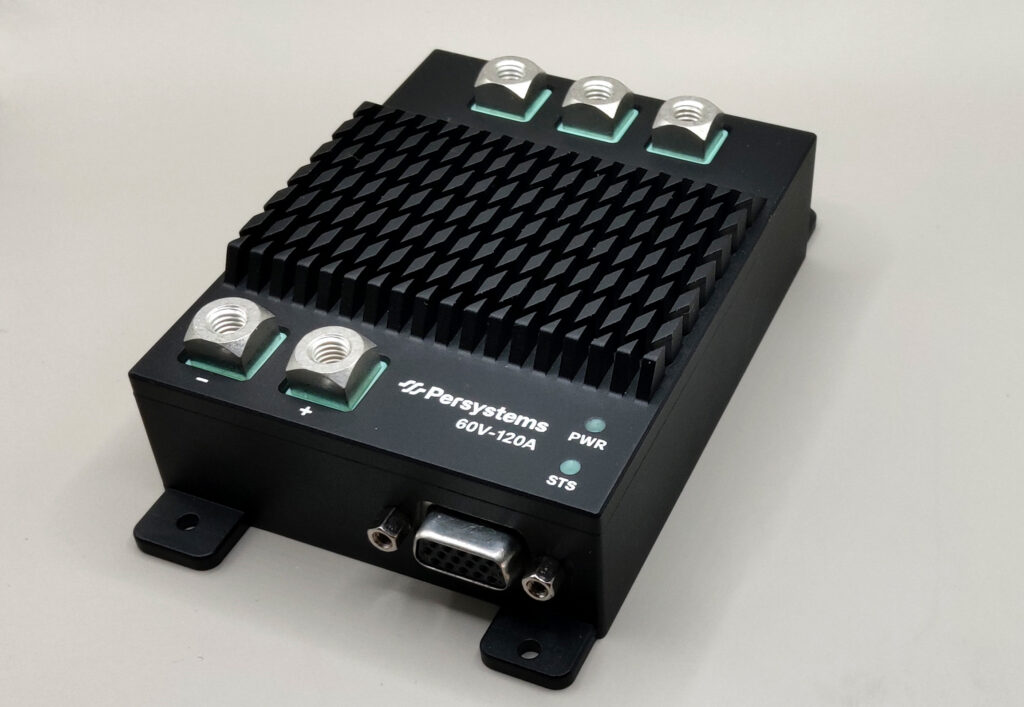 Inverter PY-60V-120A: schwarzes Gehäuse mit Kühlrippen, drei Phasenanschlüssen, DC-Anschlüssen und 15-poligem D-Sub-Steckverbinder