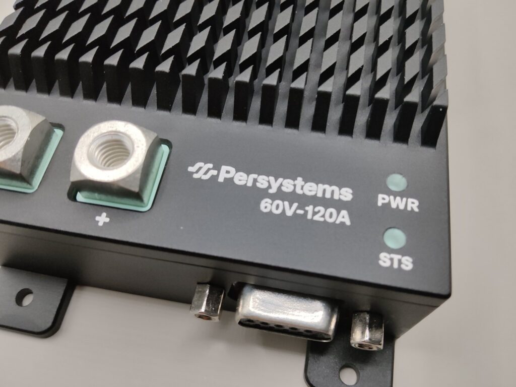 Anschlussseite des Inverters PY-60V-120A: DC-Anschluss, Persystems-Logo, Status-LEDs PWR und STS, D-Sub-Steckverbinder