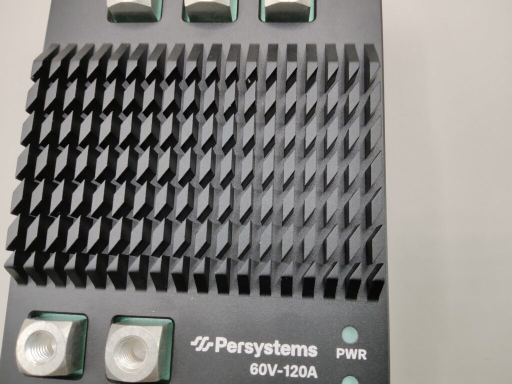 Kühlkörper des Inverters PY-60V-120A mit Stiftrippen, darunter Phasen- und DC-Anschlüsse