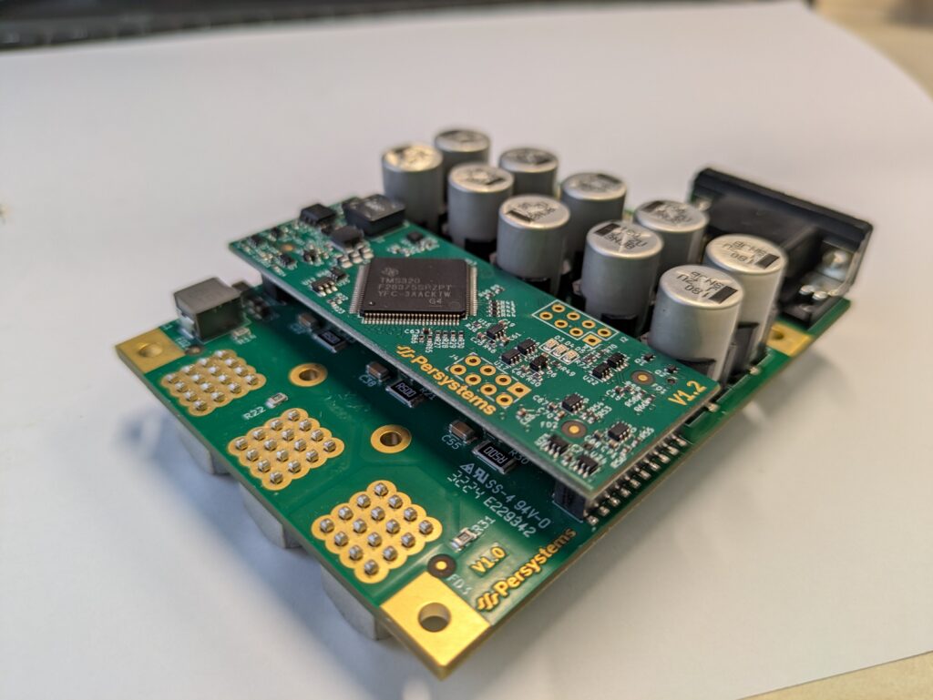 Platine des Inverters: Leistungsteil mit Zwischenkreiskondensatoren und aufgesteckter Steuerplatine mit Mikrocontroller