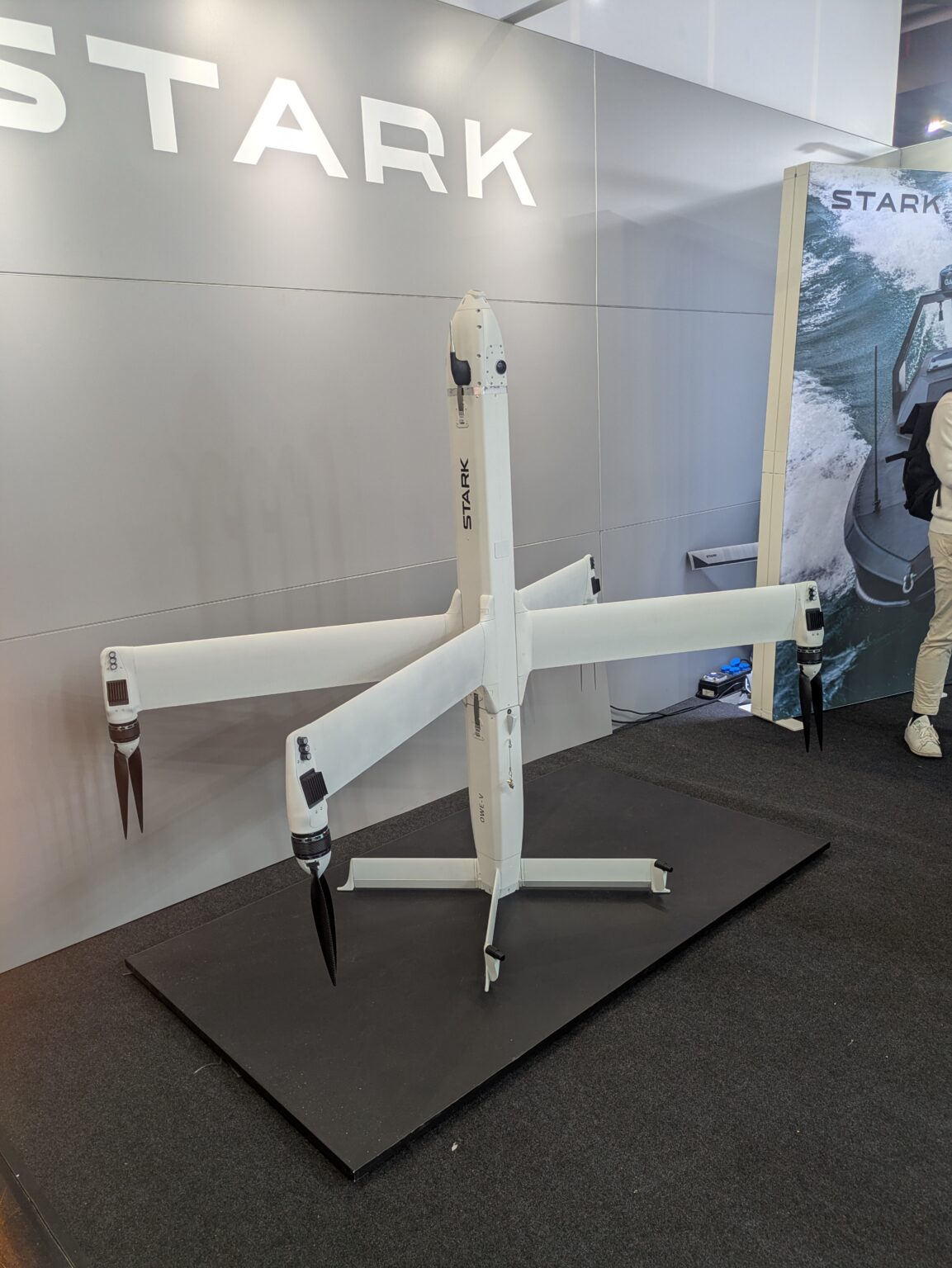VTOL-Drohne von STARK auf einem Messestand
