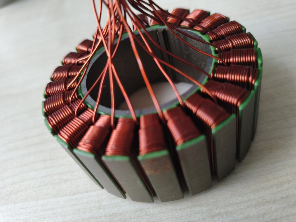 Stator eines Außenläufermotors mit Kupferwicklung, die Anschlussdrähte stehen nach oben ab